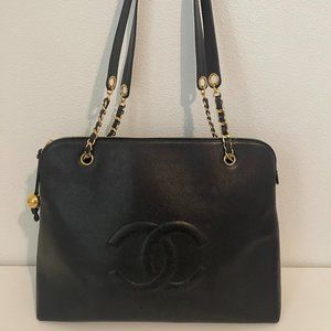 LARGE CHANEL Caviar Leather Shoulder Bag with Gold hardware